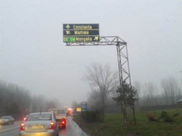 Ploi şi ninsori, până joi dimineaţă
